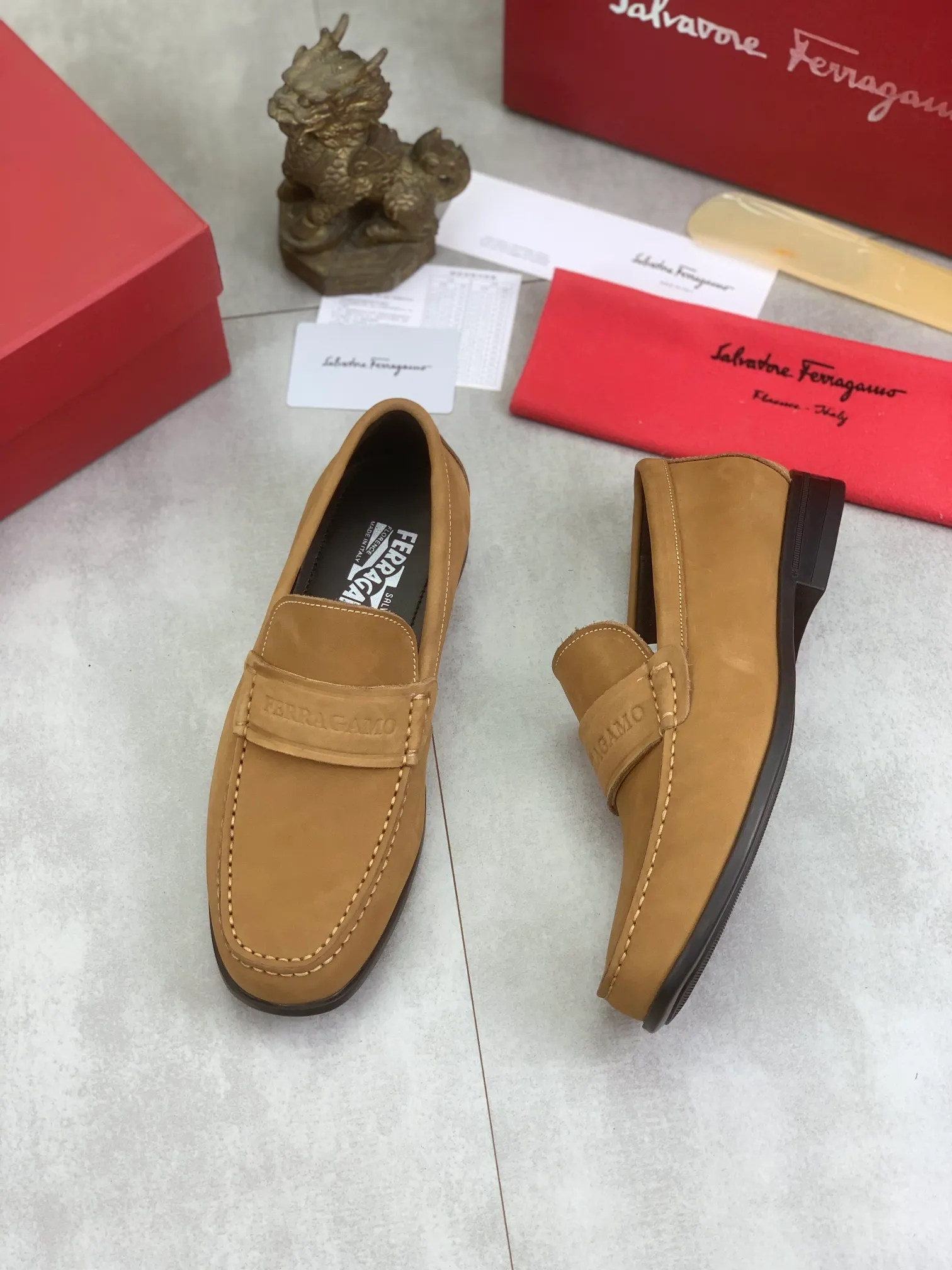 Men's Men's Shoes 💰P460💰[New Style] Water-dyed Niuli 🆘[Salvatore Ferragamo] Ferragamo's latest casual business leather shoes for men! Available at counters simultaneously! The fabric is made of specially imported original calfskin, and the interior is made of imported water-dyed cowhide. It is absolutely luxurious and leads the fashion trend. Matching code: 38-45; 3⃣️ colors available